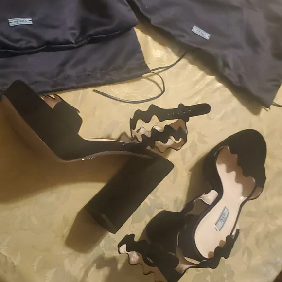 Prada shoes black Prada shoes black heel comes with pra original shoe protector - Picture 16 of 16